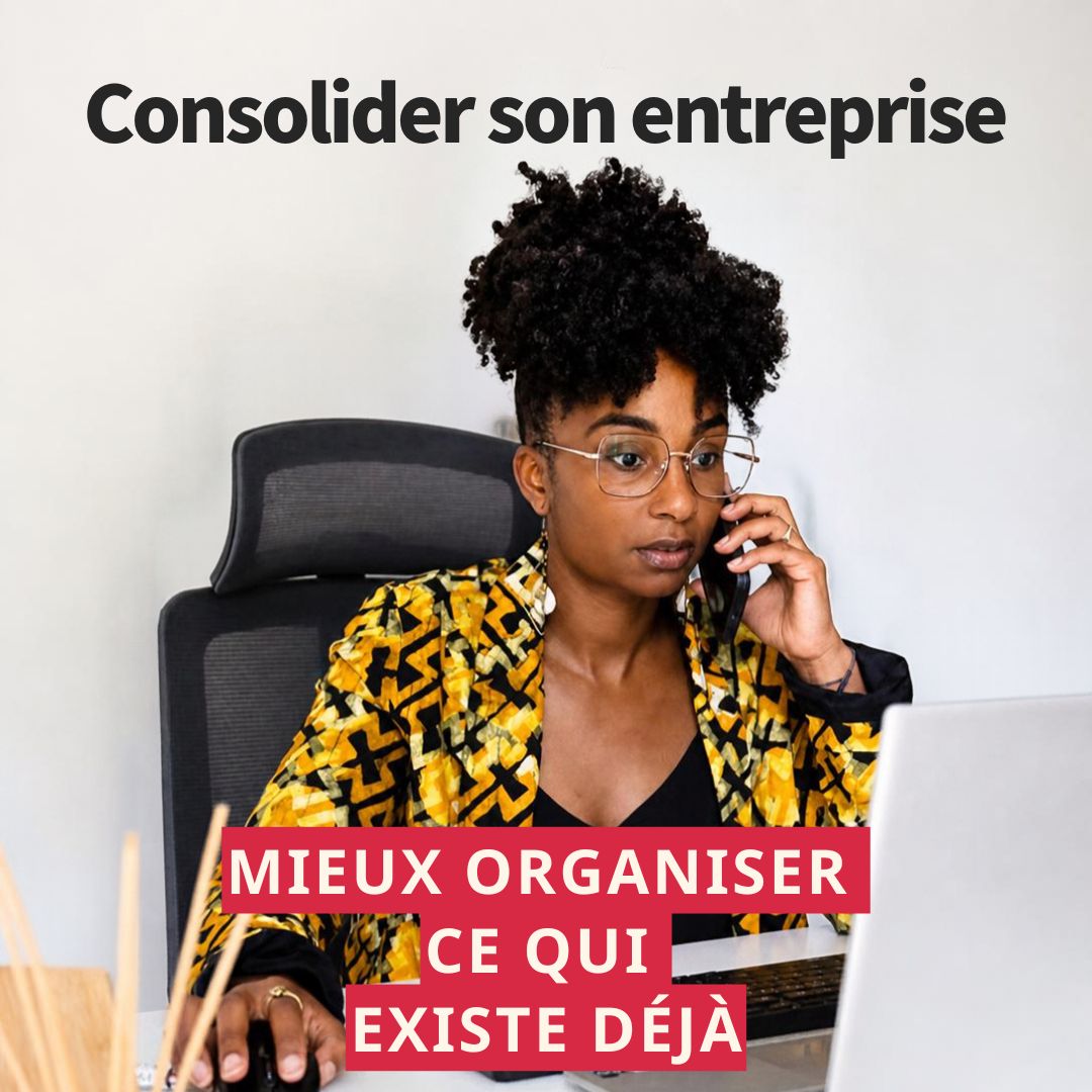 Une dirigeante au téléphone devant son ordinateur, avec le texte « Consolider son entreprise : mieux organiser ce qui existe déjà ».